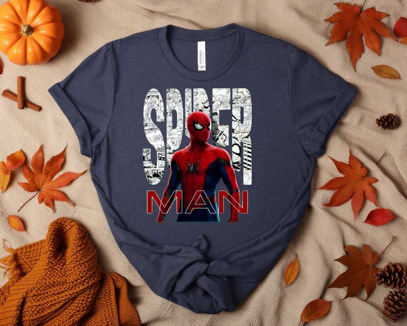 Peut inclure: Un t-shirt bleu marine &agrave; manches courtes avec un graphisme du personnage Spider-Man en costume rouge et bleu. Le mot SPIDER est imprim&eacute; en blanc avec un motif de planches de bande dessin&eacute;e, et le mot MAN est en lettres rouges grasses.