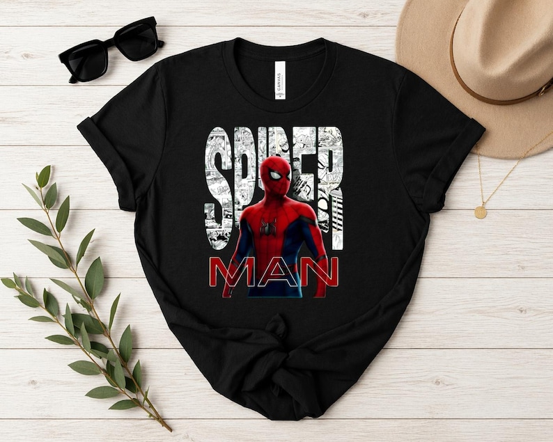 Peut inclure: Un t-shirt noir &agrave; manches courtes avec un graphisme du personnage Spider-Man dans un costume rouge et bleu. Le texte SPIDER-MAN est imprim&eacute; en grandes lettres blanches et rouges sur un fond de panneaux de bande dessin&eacute;e en noir et blanc.