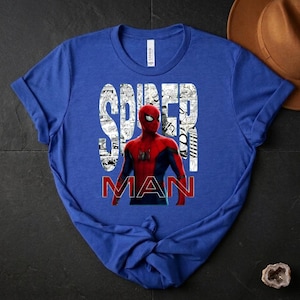 Peut inclure: Un t-shirt bleu roi &agrave; manches courtes avec un graphisme du personnage Spider-Man en costume rouge et bleu. Le mot SPIDER est imprim&eacute; en blanc sur un fond de bande dessin&eacute;e en noir et blanc, avec le mot MAN en rouge sous le personnage.
