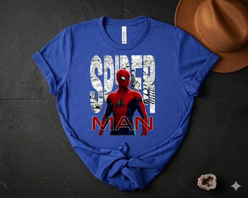 Peut inclure: Un t-shirt bleu roi &agrave; manches courtes avec un graphisme du personnage Spider-Man en costume rouge et bleu. Le mot SPIDER est imprim&eacute; en blanc sur un fond de bande dessin&eacute;e en noir et blanc, avec le mot MAN en rouge sous le personnage.
