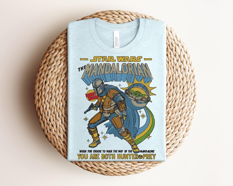 K&ouml;nnte beinhalten: Eine wei&szlig;e Keramik-Tasse mit schwarzem Henkel und dem Text "But First, Coffee" in fetter, schwarzer Schrift. Die Tasse steht vor einem verschwommenen Hintergrund, der eine gem&uuml;tliche Umgebung suggeriert.