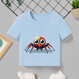 Pu&ograve; includere: T-shirt azzurra con un disegno di ragno dei cartoni animati. Il ragno ha un corpo colorato, grandi occhi e zampe nere. La maglietta a maniche corte &egrave; realizzata in materiale morbido. Adatta ai bambini.