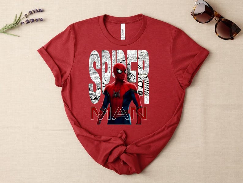 Peut inclure: Un t-shirt rouge &agrave; manches courtes avec un graphisme du personnage Spider-Man en costume rouge et bleu. Le texte SPIDER MAN est imprim&eacute; en grandes lettres blanches remplies de panneaux de bande dessin&eacute;e en noir et blanc sur le torse.