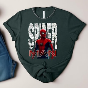 Peut inclure: Un t-shirt &agrave; manches courtes vert fonc&eacute; avec un graphisme de Spider-Man en costume rouge et bleu. Le mot SPIDER est imprim&eacute; en grandes lettres blanches remplies de cases de bande dessin&eacute;e, et le mot MAN est imprim&eacute; en dessous en lettres rouges.