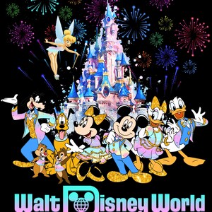 Może przedstawiać: Żywa ilustracja z postaciami Disneya przed zamkiem Kopciuszka i fajerwerkami. Mickey, Minnie, Donald, Daisy i inne postacie są przedstawione. Tekst "Walt Disney World" znajduje się na dole.