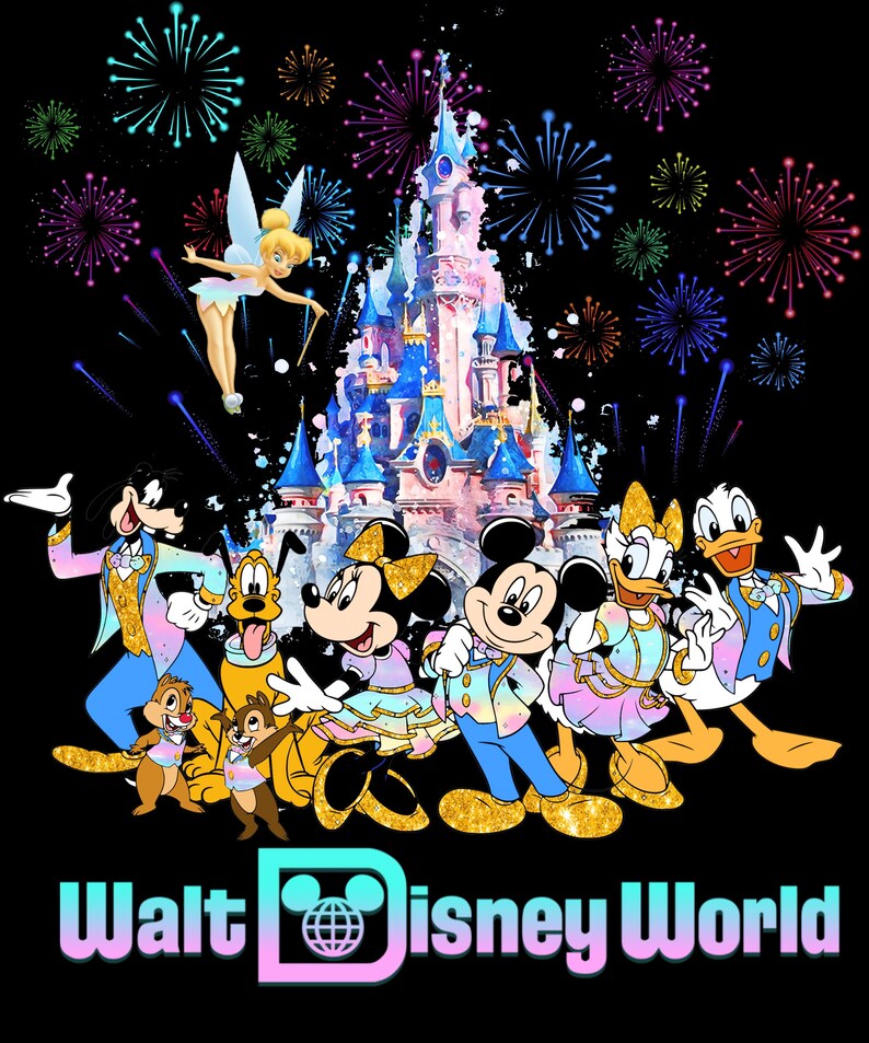 Może przedstawiać: Żywa ilustracja z postaciami Disneya przed zamkiem Kopciuszka i fajerwerkami. Mickey, Minnie, Donald, Daisy i inne postacie są przedstawione. Tekst "Walt Disney World" znajduje się na dole.