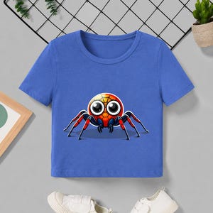 Pu&ograve; includere: Una maglietta blu a maniche corte con un disegno di ragno dei cartoni animati. Il ragno ha un corpo rosso e arancione, grandi occhi bianchi e zampe nere. La maglietta &egrave; realizzata in materiale morbido ed &egrave; adatta ai bambini.