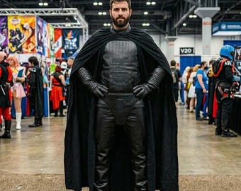 Déguisement de chevalier noir Dark Vador inspiré de Star Wars, Déguisement Mandalorien | Costume complet avec cape et peignoir.