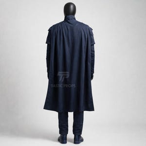 Puede incluir: Un disfraz azul marino con una capa larga, detalles en los hombros y pantalones a juego. El disfraz se exhibe en un maniqu&iacute; con la cabeza negra. El texto "TASTIC PROPS" es visible.