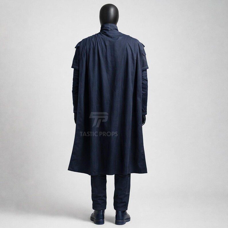 Puede incluir: Un disfraz azul marino con una capa larga, detalles en los hombros y pantalones a juego. El disfraz se exhibe en un maniqu&iacute; con la cabeza negra. El texto "TASTIC PROPS" es visible.