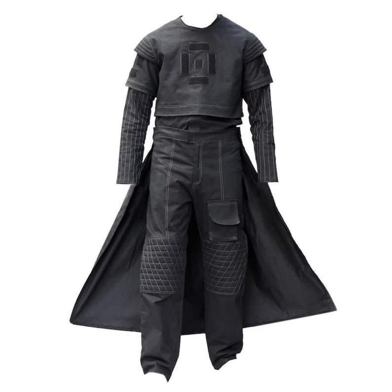 Puede incluir: Un conjunto de disfraz negro con un top corto con un dise&ntilde;o geom&eacute;trico, una camisa de manga larga y pantalones con rodilleras acolchadas y bolsillos. El conjunto incluye un abrigo largo y fluido. Costuras blancas acent&uacute;an la tela oscura.