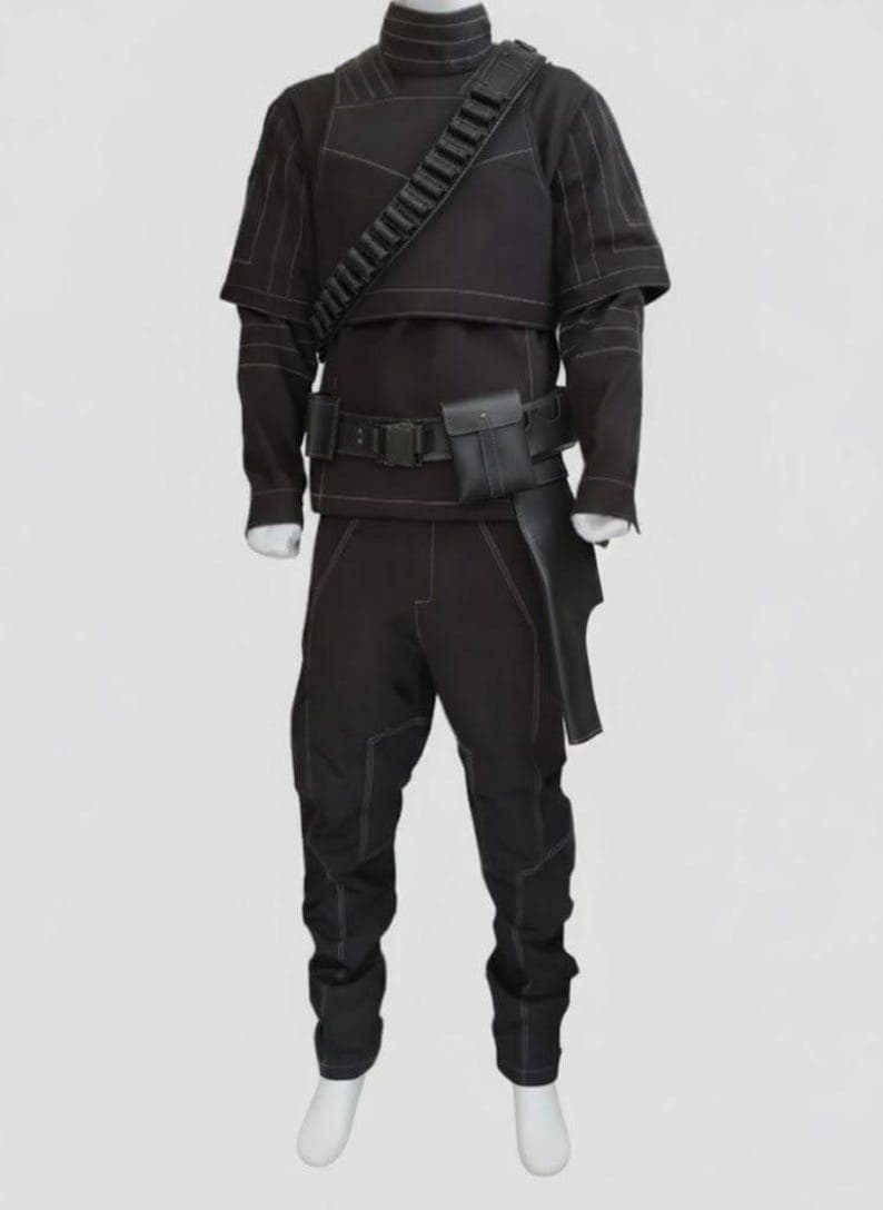 Puede incluir: Traje t&aacute;ctico negro con costuras blancas. El atuendo incluye una parte superior de cuello alto, protecci&oacute;n para los hombros, pantalones, cintur&oacute;n con una bolsa y una bandolera. El disfraz se exhibe en un maniqu&iacute;.