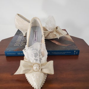 Ready to Ship Hand-Decorated Shoes, Wedding, Rococo, Marie Antoinette, Cosplay in cream damask and gold, with blue lining Size 8.5M, 9M image 3