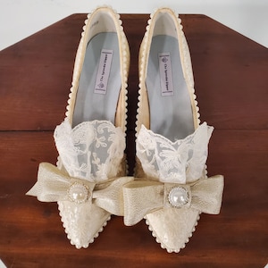 Ready to Ship Hand-Decorated Shoes, Wedding, Rococo, Marie Antoinette, Cosplay in cream damask and gold, with blue lining Size 8.5M, 9M image 4