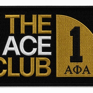 Puede incluir: Parche bordado negro con el texto "THE ACE CLUB" en dorado y blanco. Un número 1 dorado está a la derecha, con las letras griegas ΑΦΑ debajo. El parche tiene forma rectangular.