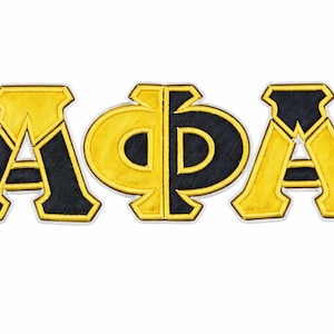 Może przedstawiać: Haftowana naszywka z greckimi literami ΑΦΑ w odważnym wzorze. Litery są podzielone, z czarno-złotą kolorystyką. Naszywka ma białą obwódkę i jest przeznaczona na odzież lub akcesoria.