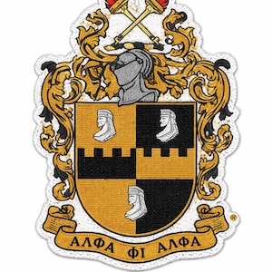 Może przedstawiać: Haftowana naszywka z motywem herbu w kolorze złotym i czarnym. Herb zawiera hełm rycerski, skrzyżowane pochodnie i greckie litery Alpha Phi Alpha. Naszywka ma białą obwódkę.