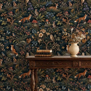 Könnte beinhalten: Eine dunkle Tapete mit einem sich wiederholenden Muster aus Waldtieren wie Füchsen, Rehen, Eulen, Kaninchen und Eichhörnchen inmitten von Bäumen, Blumen und Pilzen. Ein hölzerner Konsolentisch steht davor mit Büchern und zwei goldenen Kerzenhaltern.