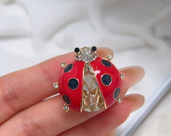 Broche de joaninha em esmalte vermelho