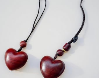 Colgante de corazón de madera hecho a mano, pequeño regalo único