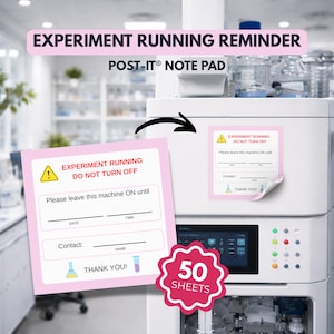 Pode incluir: Blocos de notas Post-it rosa com o texto "EXPERIMENT RUNNING DO NOT TURN OFF" e espaço para data, hora e informações de contato. Os blocos são projetados para lembrar os usuários de deixar uma máquina ligada durante os experimentos. A imagem mostra um bloco com 50 folhas.