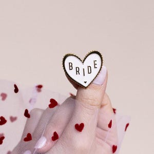 Pin’s Bride cœur doré – Accessoire EVJF mariée – Badge mariage chic – Cadeau future mariée - Cadeau EVJF