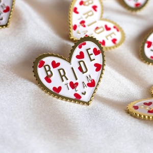 Spilla a forma di cuore dorata per addio al nubilato – Regalo per damigella d'onore – Regalo per addio al nubilato – Disponibile in bianco, rosso e con stampa leopardata
