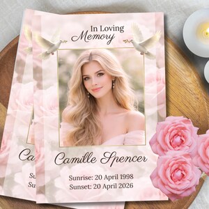 Peut inclure: Cartes de deuil avec une photo de femme, des colombes et des roses. Les cartes portent l'inscription "In Loving Memory" et le nom "Camille Spencer" avec les dates de naissance et de d&eacute;c&egrave;s. Deux bougies allum&eacute;es en arri&egrave;re-plan.