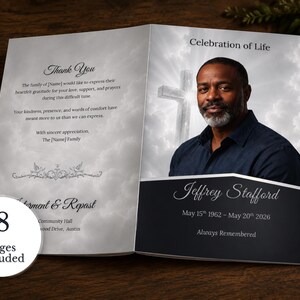 Puede incluir: Un folleto de programa funerario plegado titulado Celebration of Life con el retrato de un hombre, una cruz y un cielo nublado de fondo. El texto incluye Jeffrey Stafford, 15 de mayo de 1962 - 20 de mayo de 2026, y 8 Pages Included. Diseño en blanco y negro.