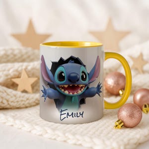 Puede incluir: Taza de cer&aacute;mica blanca con interior y asa amarillos. La taza presenta una imagen 3D del personaje Stitch rompiendo una pared. El nombre "EMILY" est&aacute; escrito debajo en azul.