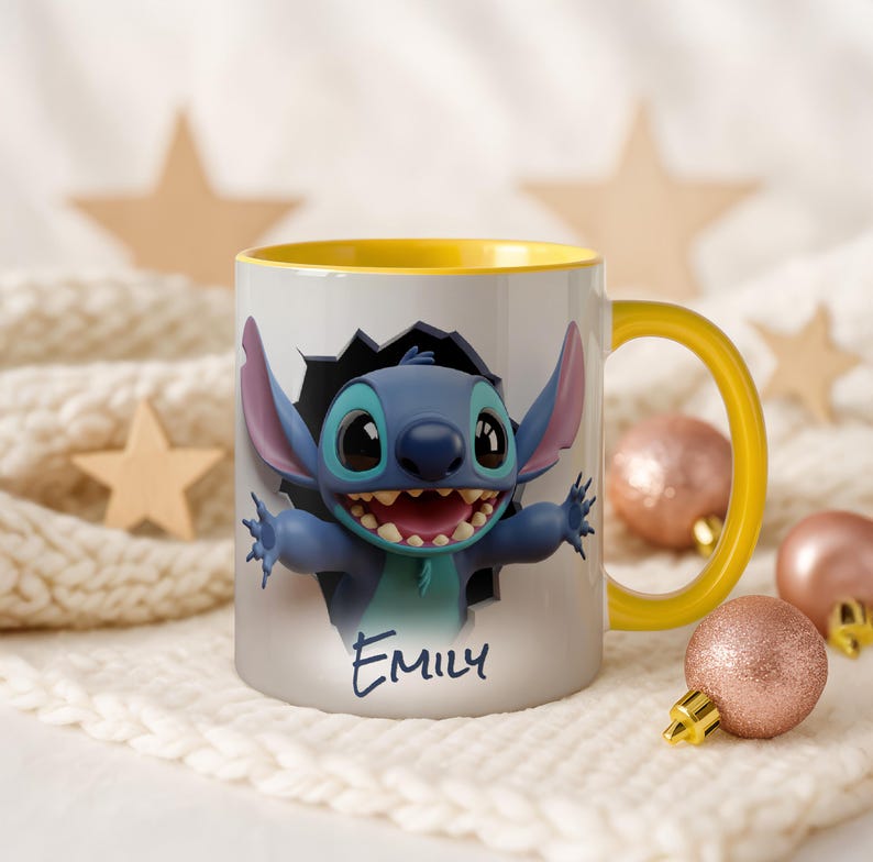 Puede incluir: Taza de cer&aacute;mica blanca con interior y asa amarillos. La taza presenta una imagen 3D del personaje Stitch rompiendo una pared. El nombre "EMILY" est&aacute; escrito debajo en azul.