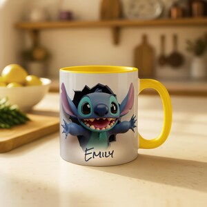 Puede incluir: Taza de cer&aacute;mica blanca con interior y asa amarillos. La taza presenta una imagen 3D del personaje Stitch de Lilo & Stitch, rompiendo una pared. El nombre "Emily" est&aacute; escrito debajo del personaje.