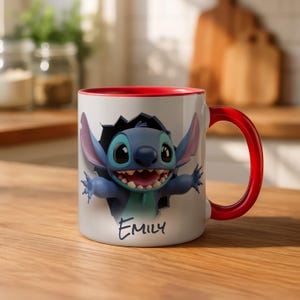 Puede incluir: Taza de cer&aacute;mica blanca con interior y asa rojos. La taza presenta un gr&aacute;fico 3D del personaje Stitch rompiendo una pared. El nombre "Emily" est&aacute; escrito debajo del personaje en escritura negra.
