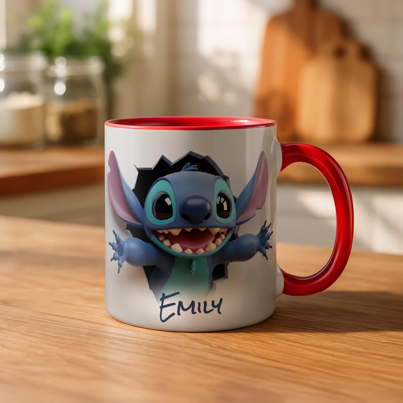 Puede incluir: Taza de cer&aacute;mica blanca con interior y asa rojos. La taza presenta un gr&aacute;fico 3D del personaje Stitch rompiendo una pared. El nombre "Emily" est&aacute; escrito debajo del personaje en escritura negra.