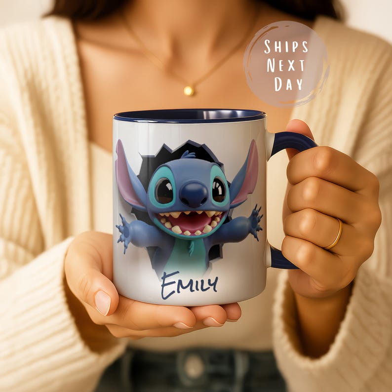 Puede incluir: Taza de cer&aacute;mica blanca con interior y asa azules. La taza presenta una ilustraci&oacute;n 3D del personaje Stitch rompiendo una pared. El nombre "Emily" est&aacute; impreso debajo en letra cursiva.