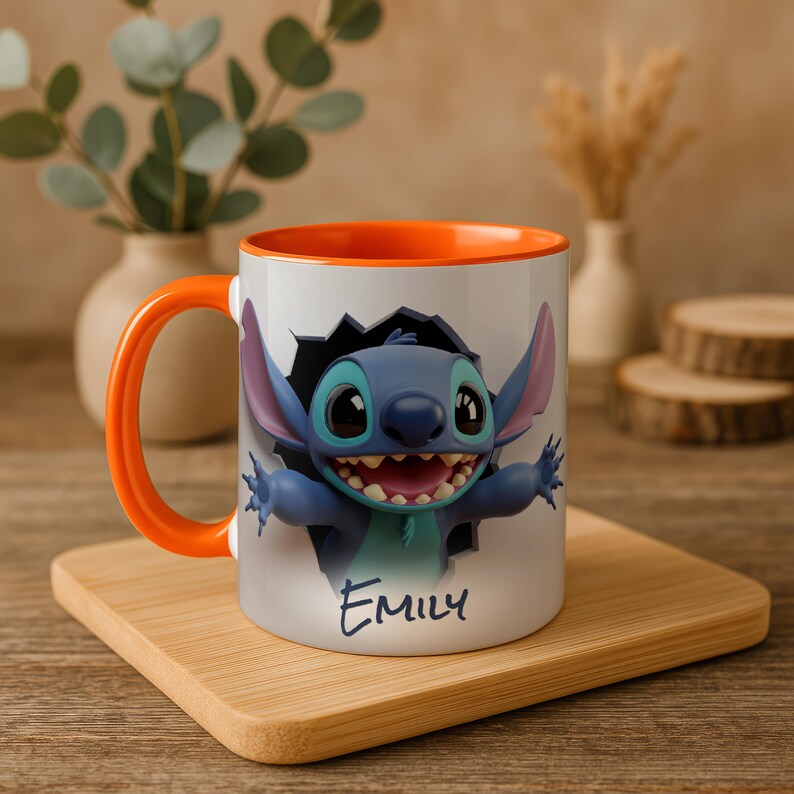 Puede incluir: Taza de cer&aacute;mica blanca con asa e interior naranja. La taza presenta una imagen 3D de Stitch de Lilo & Stitch rompiendo una pared. El nombre "Emily" est&aacute; escrito debajo del personaje en escritura azul.