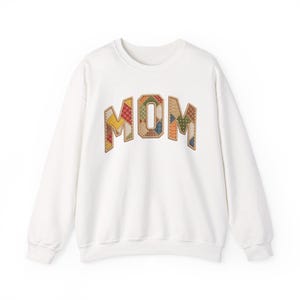 MOM パッチワーク クルーネック スウェットシャツ - ボヘミアン キルティング レター マム プルオーバー