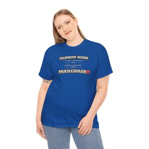 Könnte beinhalten: Ein königsblaues T-Shirt mit dem weißen Text "Telemetry Nurse" und dem Satz "genau wie eine normale Krankenschwester... nur... VIEL COOLER" darunter. Am Ende des Satzes befindet sich ein rotes Herz.