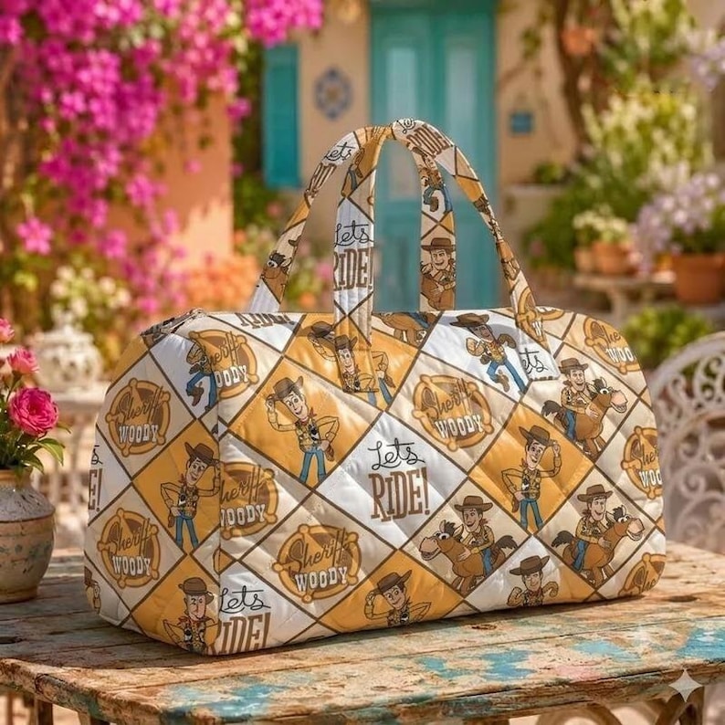 Personalisierte Woody gesteppte Wochenendtasche, benutzerdefinierte Toy Story Duffle Bag für Kinder, Sheriff Woody Reisetasche, niedliche Reisetasche, Disneyland Geschenk Bild 2