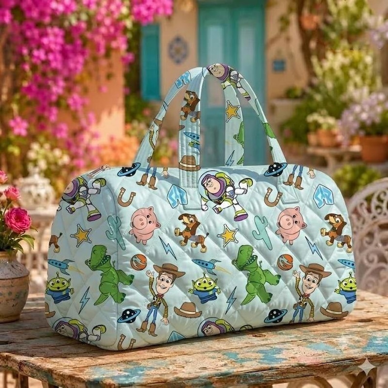 Spersonalizowana torba weekendowa z motywem Toy Story, spersonalizowana torba podróżna, torba podróżna dla malucha, torba podróżna Buzza Lightyeara i Woody'ego, prezent podróżny do Disneylandu zdjęcie 2