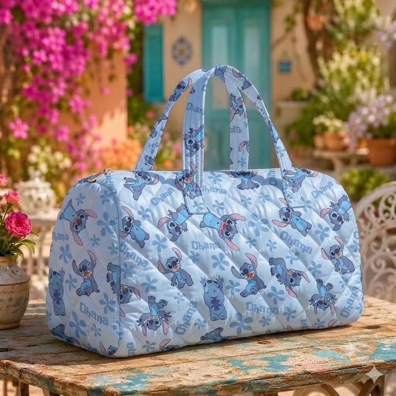 Lilo & Stitch Duffelväska, Ohana quiltad weekendväska, Disneyland-karaktärsreseväska, present till Stitch-älskare, blommig övernattningsväska bild 1
