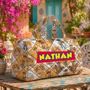 Personalisierte Woody gesteppte Wochenendtasche, benutzerdefinierte Toy Story Duffle Bag für Kinder, Sheriff Woody Reisetasche, niedliche Reisetasche, Disneyland Geschenk Bild 1