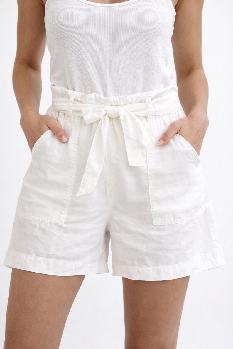 Vita Tencel Paperbag-shorts, högmidjade och skärpta sommarshorts bild 2