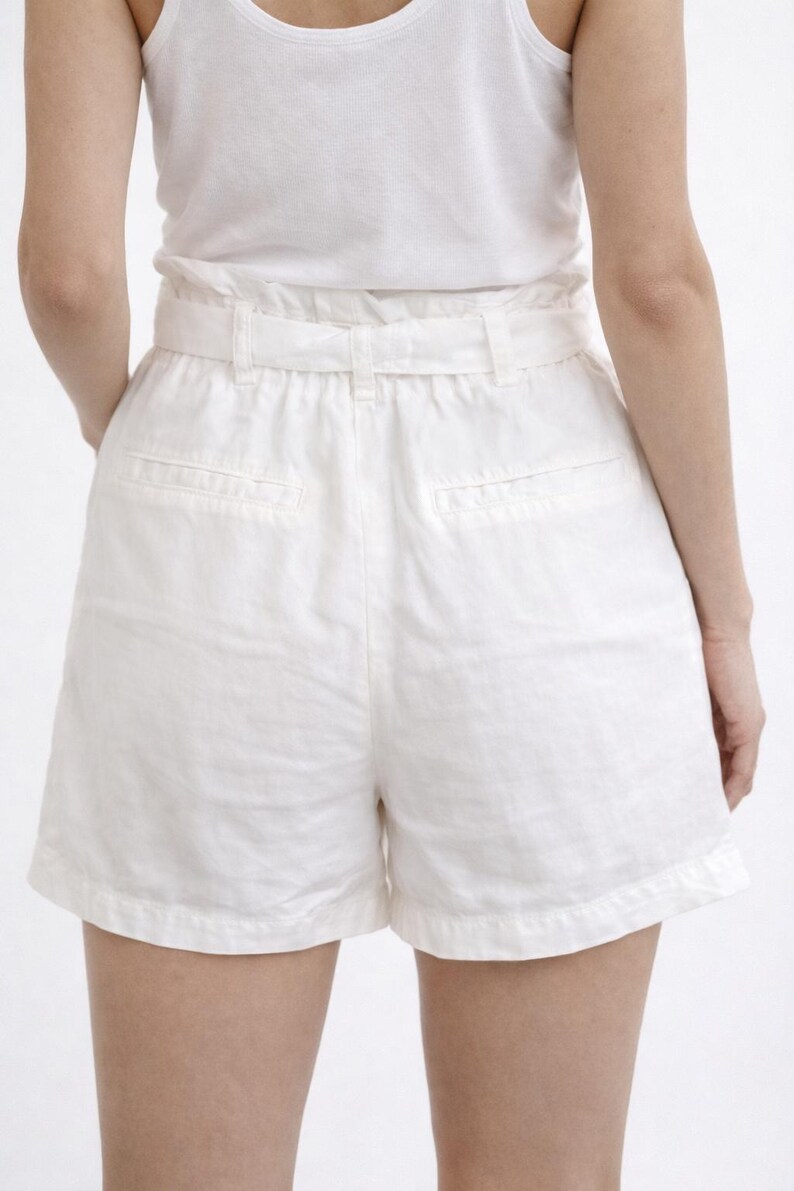 Vita Tencel Paperbag-shorts, högmidjade och skärpta sommarshorts bild 3