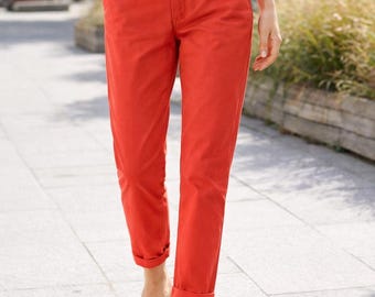 Korallröda beskurna bomullschinos, medellång midja med rullad fåll, minimalistiska sommarbyxor