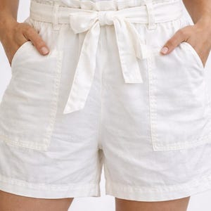 Vita Tencel Paperbag-shorts, högmidjade och skärpta sommarshorts bild 5