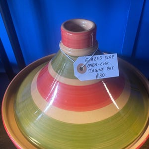 Puede incluir: Un letrero de madera rústica con el texto "Welcome to our home" en letras blancas. El letrero presenta un acabado envejecido y un diseño simple y acogedor, ideal para un porche o entrada.