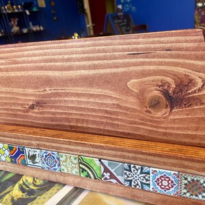 装飾タイル付き木製スパイスラック