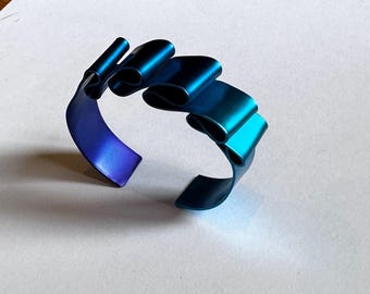 Pulseras tipo brazalete de aluminio anodizado de colores