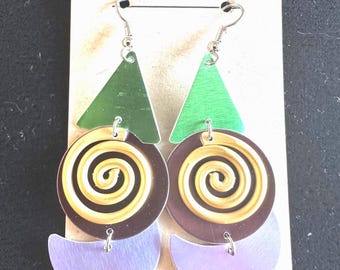 Pendientes colgantes grandes de alambre esmaltado, de aluminio ligero como una pluma, con colores brillantes y a la moda.